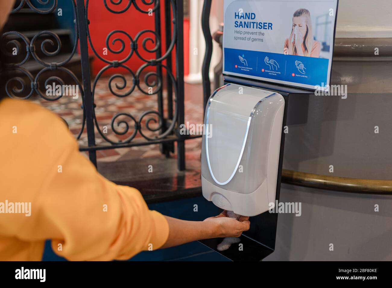 fermez les mains des femmes en frottant, frottant avec du savon en mousse, en nettoyant les mains avec de l'aseptisant. Banque D'Images