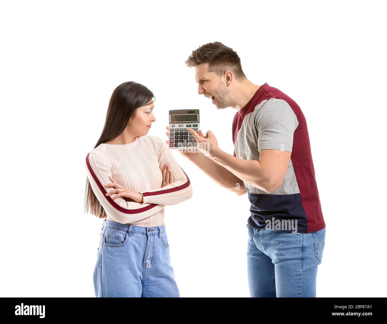 Un homme mécontent qui a fait peur à sa femme pour avoir trop dépensé sur  fond clair Photo Stock - Alamy