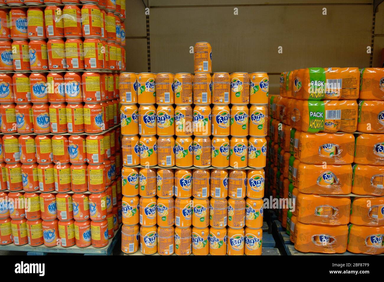 Boîtes de soda, orange,fanta Banque D'Images