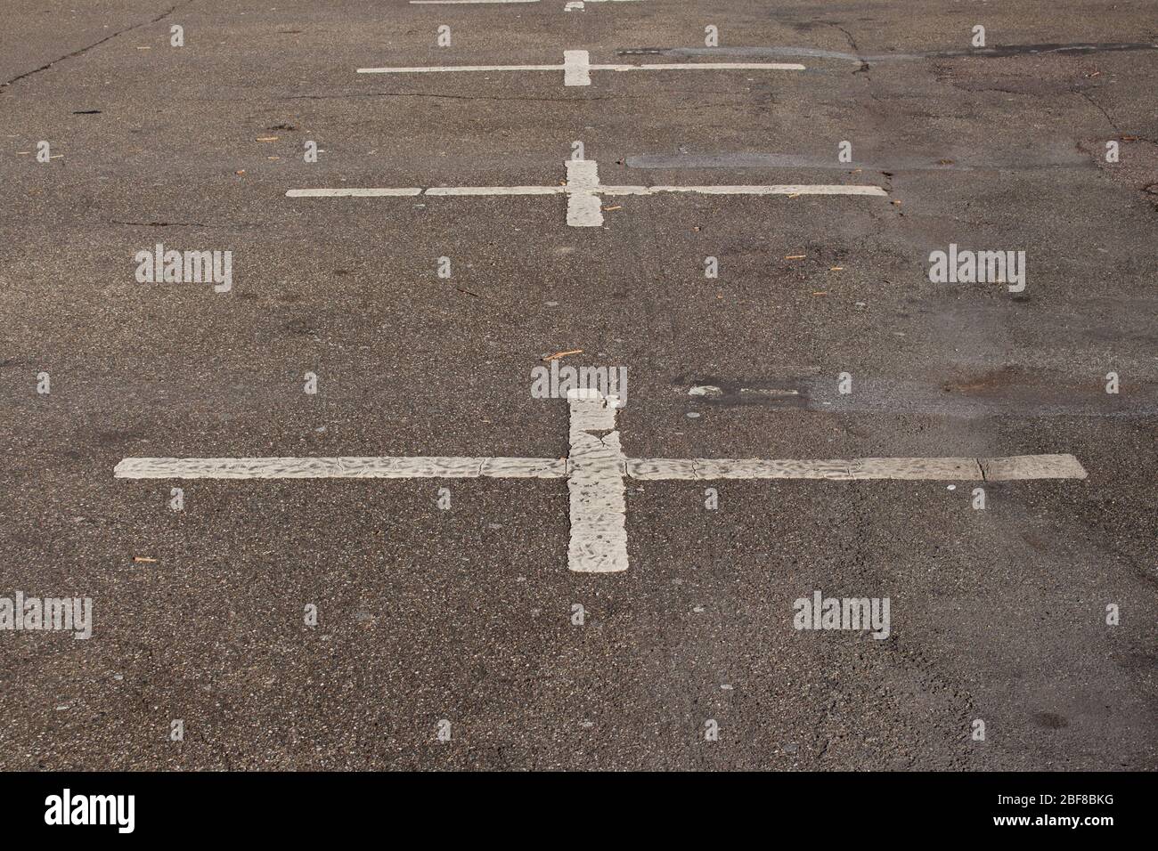 Vieux, sale et décoloration des marques blanches dans un parking vide Banque D'Images