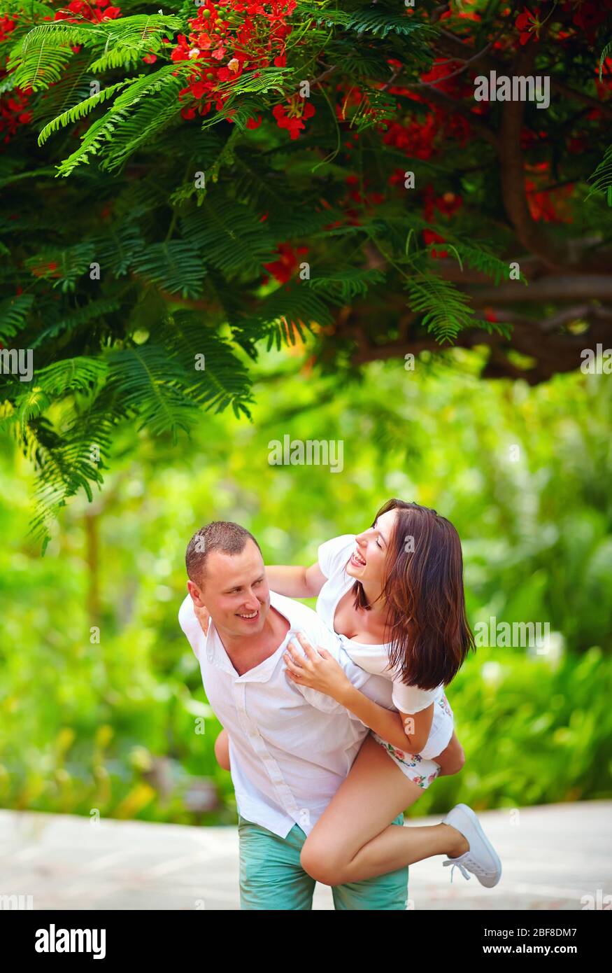 un couple heureux s'amuser dans un parc fleuri Banque D'Images