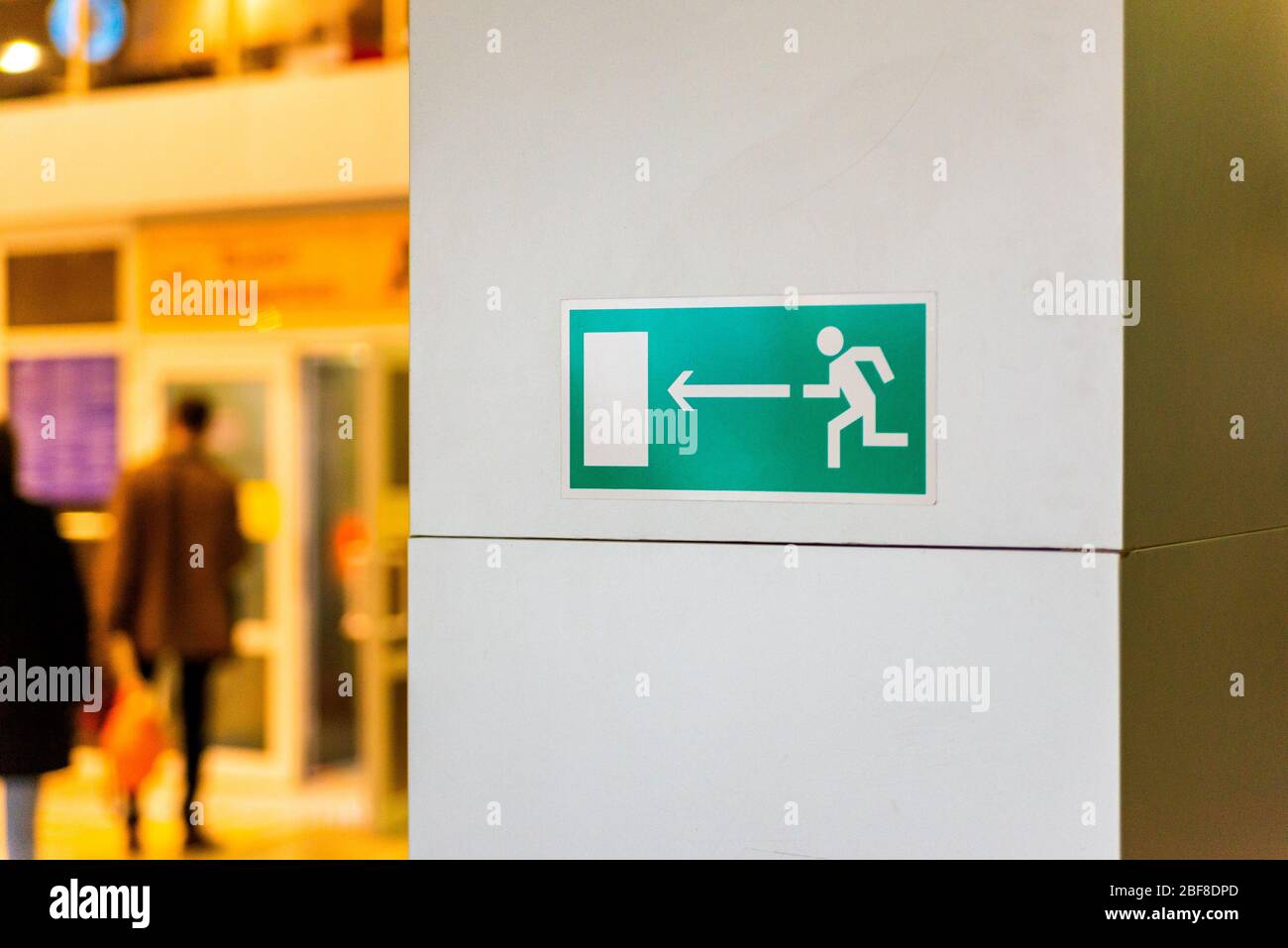 Panneau de sortie d'urgence sur le mur dans l'espace public. Banque D'Images