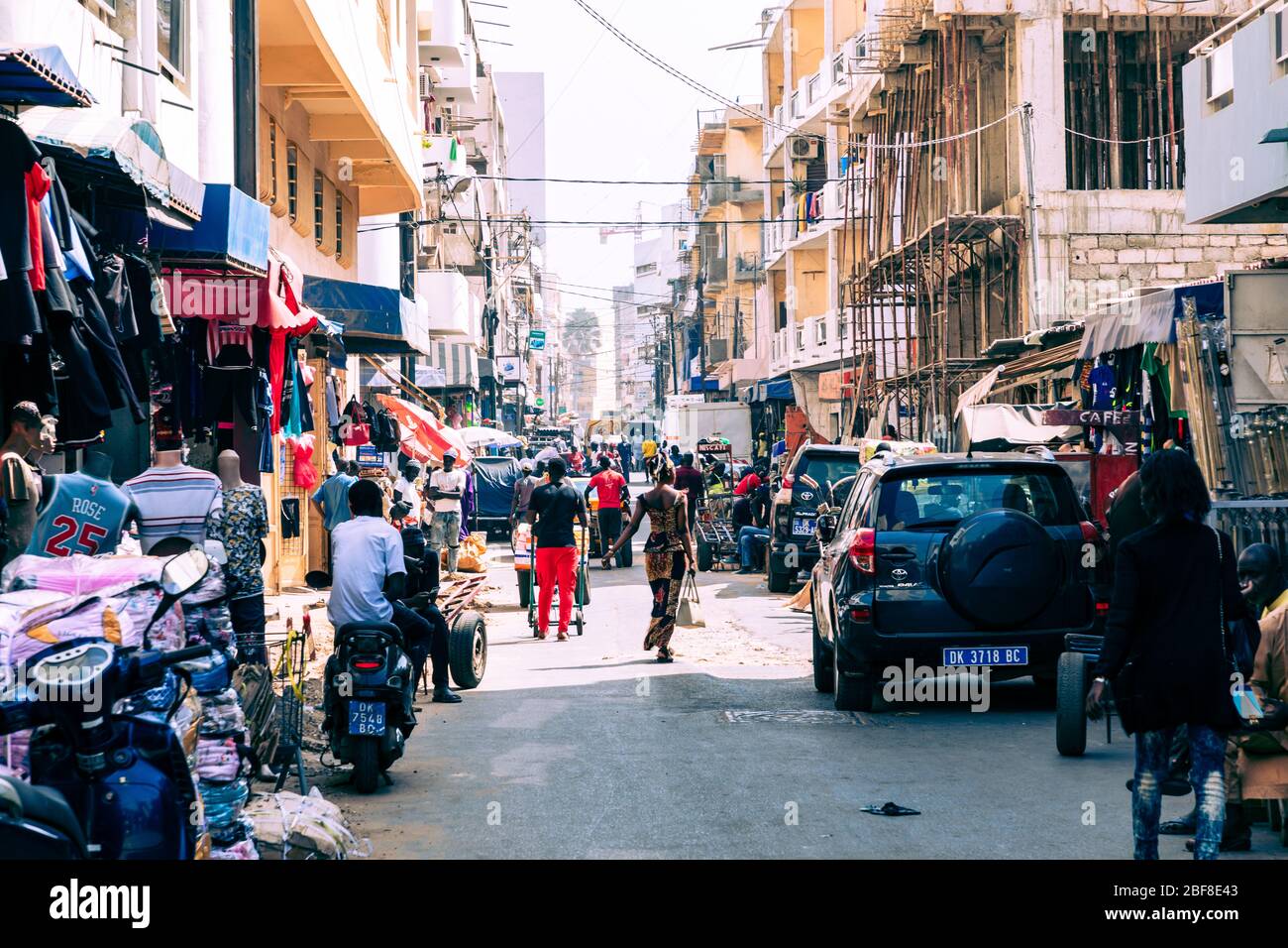 DAKAR, SÉNÉGAL - 11 NOVEMBRE 2019 : personnes travaillant et en trafic à Dakar, capitale du Sénégal, Afrique de l'Ouest. Banque D'Images
