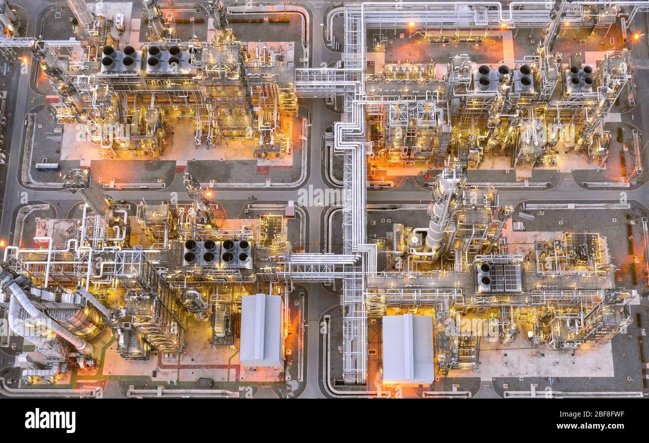 Panorama vue aérienne de l'industrie de la raffinerie de pétrole et de gaz - industrie des usines de raffinerie au crépuscule. Banque D'Images