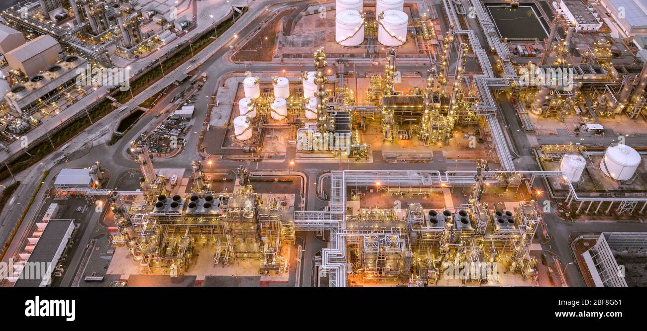 Panorama vue aérienne de l'industrie de la raffinerie de pétrole et de gaz - industrie des usines de raffinerie au crépuscule. Banque D'Images