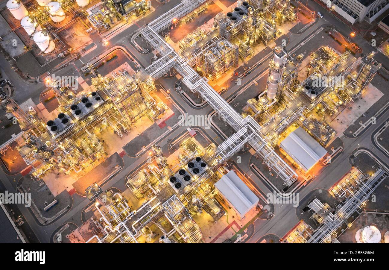 Panorama vue aérienne de l'industrie de la raffinerie de pétrole et de gaz - industrie des usines de raffinerie au crépuscule. Banque D'Images