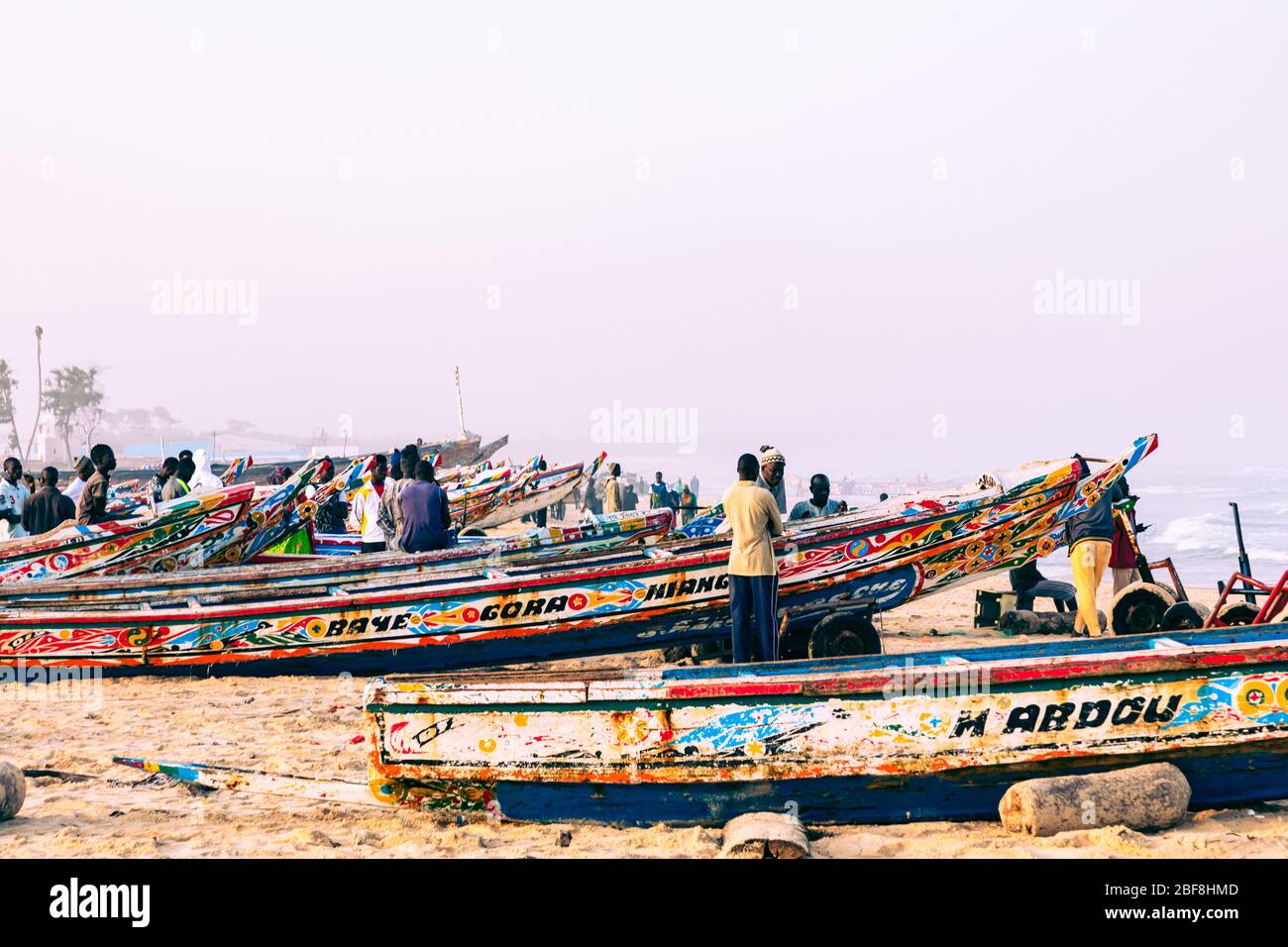 KAYAR, SÉNÉGAL - 14 NOVEMBRE 2019 : village traditionnel de pêcheurs de Kayar, au Sénégal. L'Afrique de l'Ouest. Banque D'Images