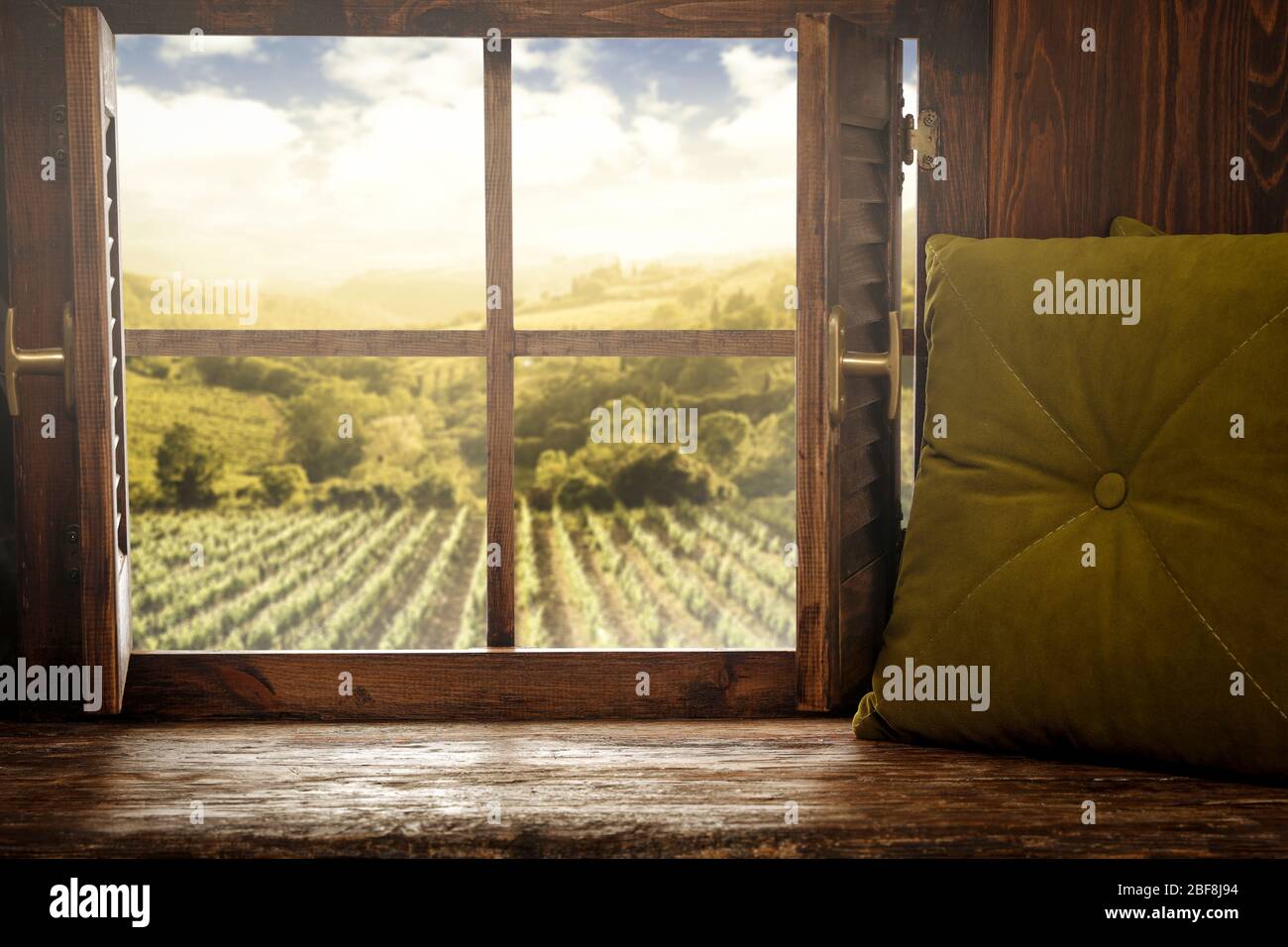 Fenêtre ouverte atmosphérique avec volets à travers lesquels vous pouvez voir les vignobles flous. Banque D'Images