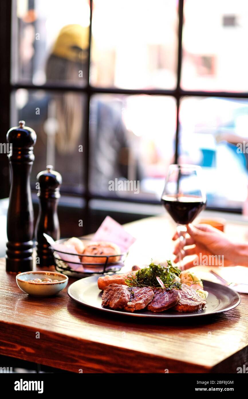 Steak de bœuf spécialement conçu accompagné de vin rouge Banque D'Images