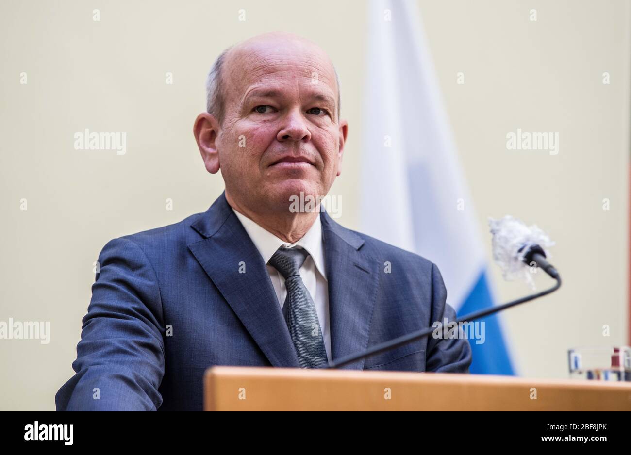 17 avril 2020, Munich, Bavière, Allemagne : Dr BURKHARD KOERNER (Burkhard Körner), président de la Verfassungsschutz bavaroise. L'édition 2019-2020 du rapport du Verfassungschutzbericht bavarois (Office pour la protection de la Constitution, Service secret) a été publiée, détaillant les menaces à l'état de Bavière, y compris l'extrémisme de droite et de gauche, les islamistes, ainsi que Cyber Warfare et l'espionnage. La crise du Coronavirus a également présenté des menaces à l'État, car divers chiffres tentent de l'utiliser pour poursuivre leurs efforts contre l'État. (Image crédit: © Sachelle Babbar/ZUMA Wire) Banque D'Images