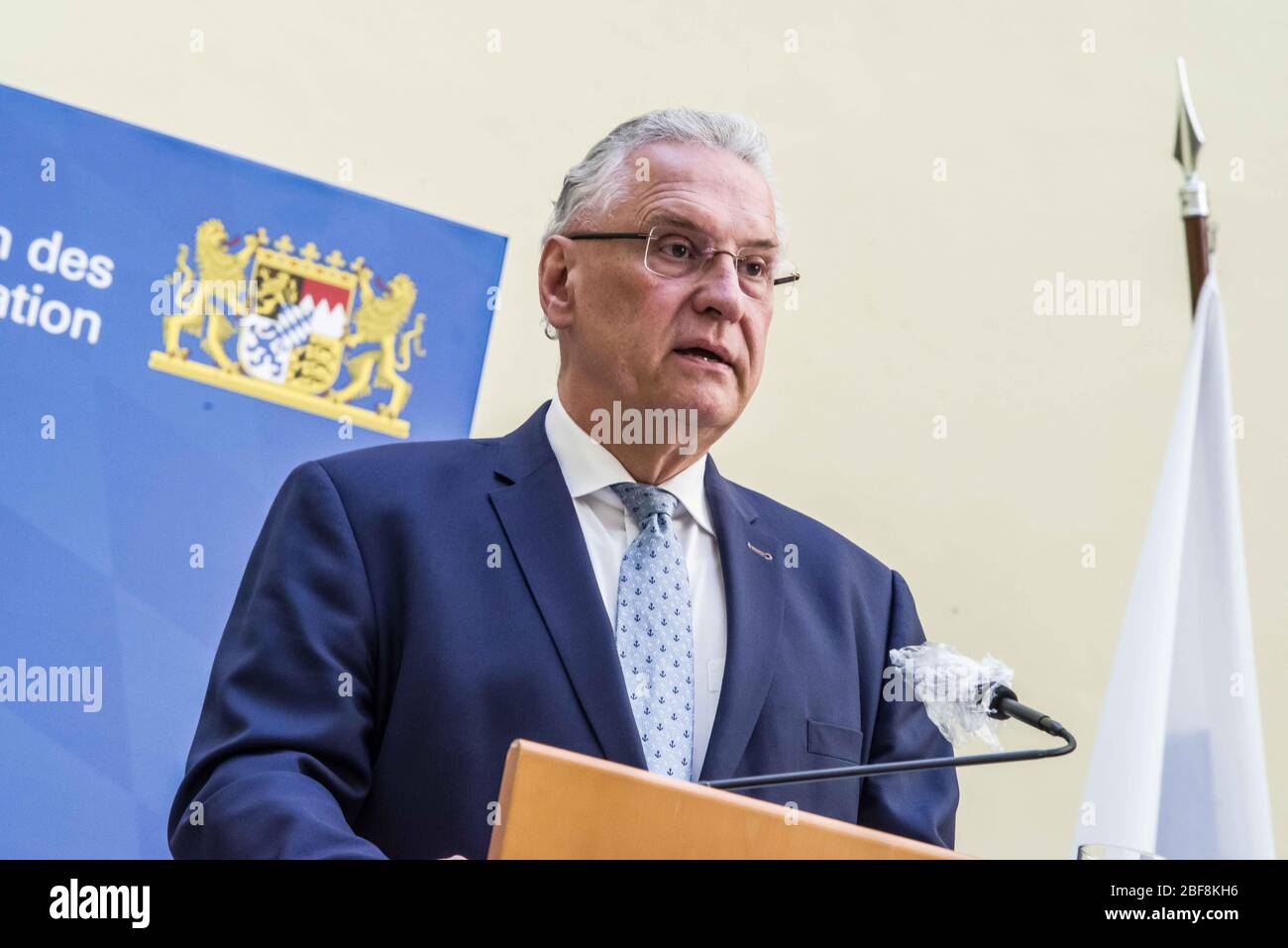 Munich, Bavière, Allemagne. 17 avril 2020. JOACHIM HERRMANN, ministre de l'intérieur de la Bavière. L'édition 2019-2020 du rapport du Verfassungschutzbericht bavarois (Office pour la protection de la Constitution, Service secret) a été publiée, détaillant les menaces à l'état de Bavière, y compris l'extrémisme de droite et de gauche, les islamistes, ainsi que Cyber Warfare et l'espionnage. La crise du Coronavirus a également présenté des menaces à l'État, car divers chiffres tentent de l'utiliser pour poursuivre leurs efforts contre l'État. Crédit: Sachelle Babbar/ZUMA Wire/Alay Live News Banque D'Images