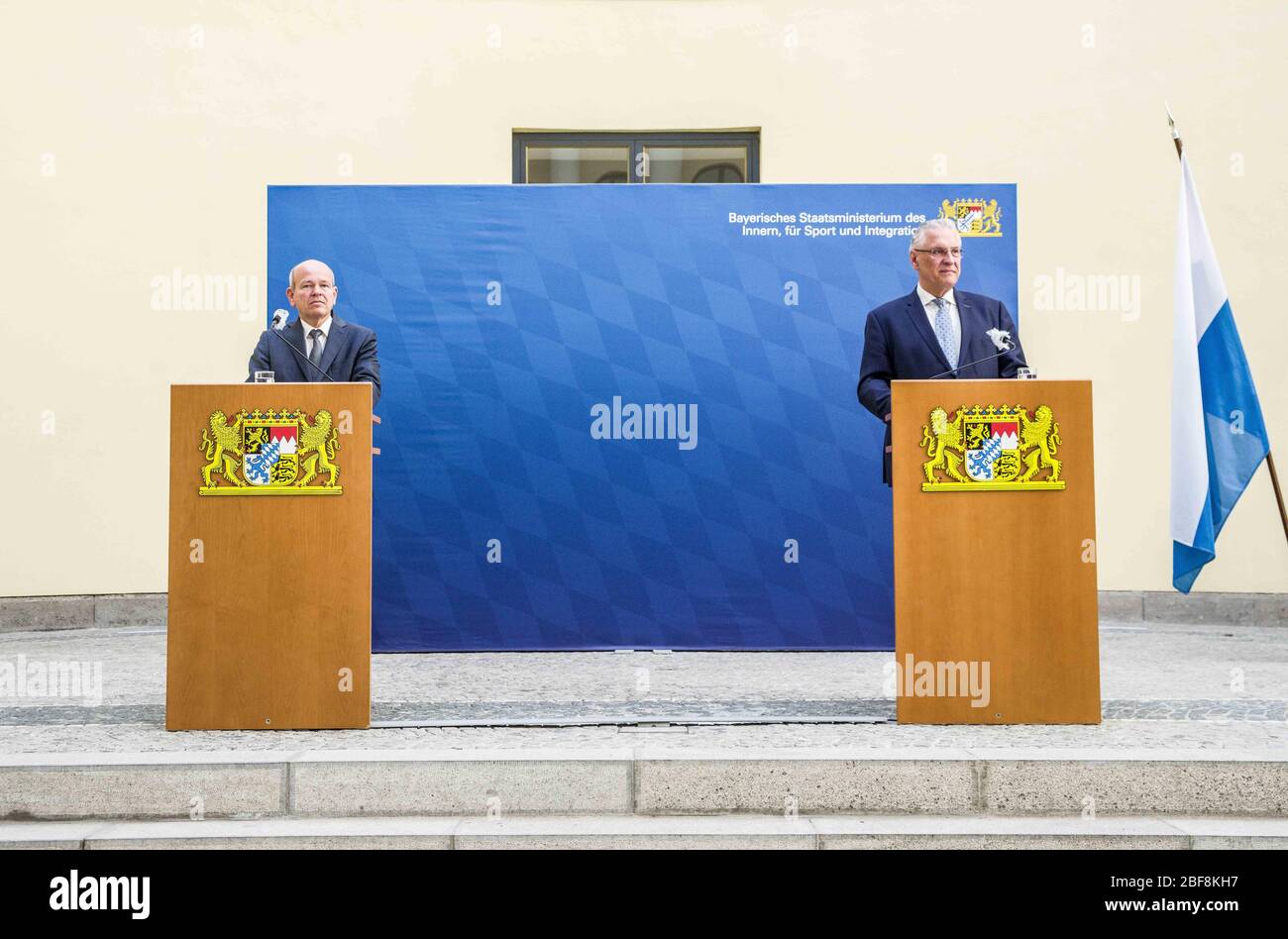 Munich, Bavière, Allemagne. 17 avril 2020. L'édition 2019-2020 du rapport du Verfassungschutzbericht bavarois (Office pour la protection de la Constitution, Service secret) a été publiée, détaillant les menaces à l'état de Bavière, y compris l'extrémisme de droite et de gauche, les islamistes, ainsi que Cyber Warfare et l'espionnage. La crise du Coronavirus a également présenté des menaces à l'État, car divers chiffres tentent de l'utiliser pour poursuivre leurs efforts contre l'État. Crédit: Sachelle Babbar/ZUMA Wire/Alay Live News Banque D'Images