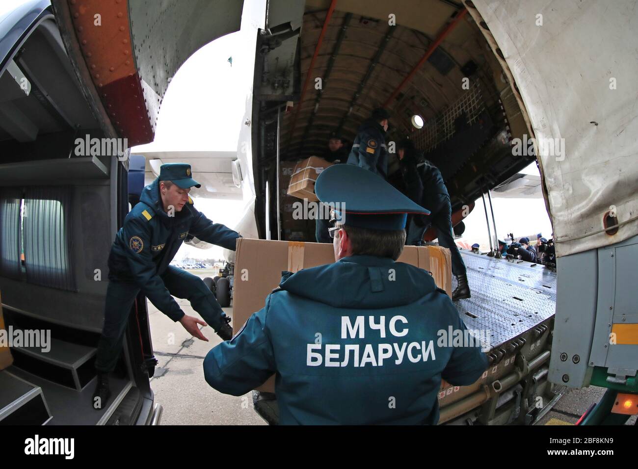 Minsk, Biélorussie. 17 avril 2020. Les soldats déchargent l'aide humanitaire chinoise dans un aéroport de Minsk, au Bélarus, le 17 avril 2020. Un avion de transport militaire chargé d'aide humanitaire chinoise est arrivé ici de Pékin vendredi matin. Le vol spécial organisé par l'ambassade du Bélarus en Chine a livré 32 tonnes de produits humanitaires au Bélarus, y compris des kits de test rapide, des respirateurs, des masques médicaux, des oxymètres de pouls, des combinaisons de protection médicale, des lunettes, des thermomètres infrarouges et des gants médicaux jetables. Crédit: Henadz Zhinkov/Xinhua/Alay Live News Banque D'Images