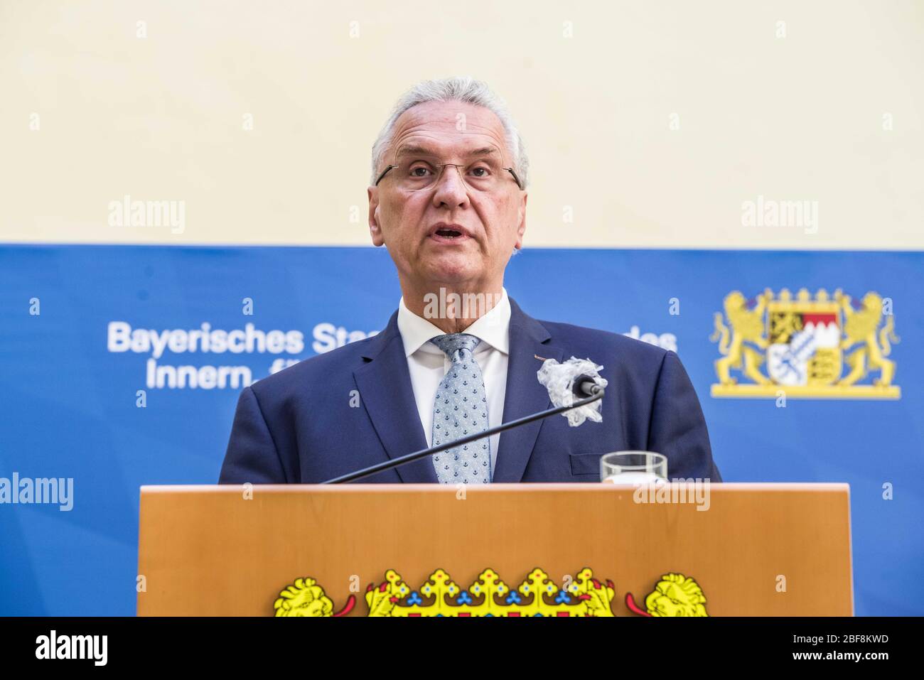 Munich, Bavière, Allemagne. 17 avril 2020. JOACHIM HERRMANN, ministre de l'intérieur de la Bavière. L'édition 2019-2020 du rapport du Verfassungschutzbericht bavarois (Office pour la protection de la Constitution, Service secret) a été publiée, détaillant les menaces à l'état de Bavière, y compris l'extrémisme de droite et de gauche, les islamistes, ainsi que Cyber Warfare et l'espionnage. La crise du Coronavirus a également présenté des menaces à l'État, car divers chiffres tentent de l'utiliser pour poursuivre leurs efforts contre l'État. Crédit: Sachelle Babbar/ZUMA Wire/Alay Live News Banque D'Images