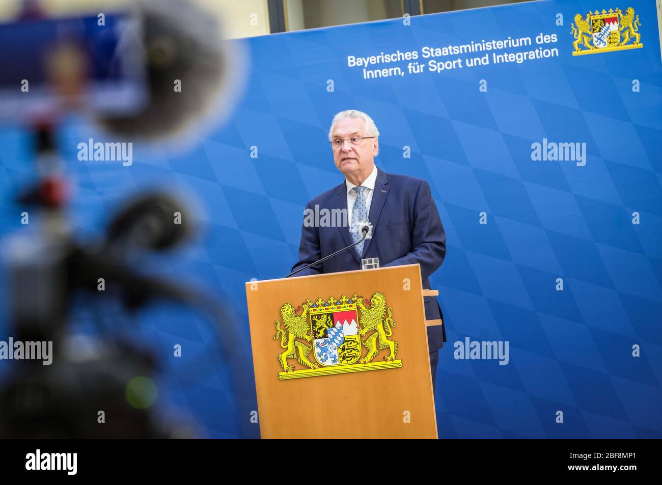 Munich, Bavière, Allemagne. 17 avril 2020. JOACHIM HERRMANN, ministre de l'intérieur de la Bavière. L'édition 2019-2020 du rapport du Verfassungschutzbericht bavarois (Office pour la protection de la Constitution, Service secret) a été publiée, détaillant les menaces à l'état de Bavière, y compris l'extrémisme de droite et de gauche, les islamistes, ainsi que Cyber Warfare et l'espionnage. La crise du Coronavirus a également présenté des menaces à l'État, car divers chiffres tentent de l'utiliser pour poursuivre leurs efforts contre l'État. Crédit: Sachelle Babbar/ZUMA Wire/Alay Live News Banque D'Images