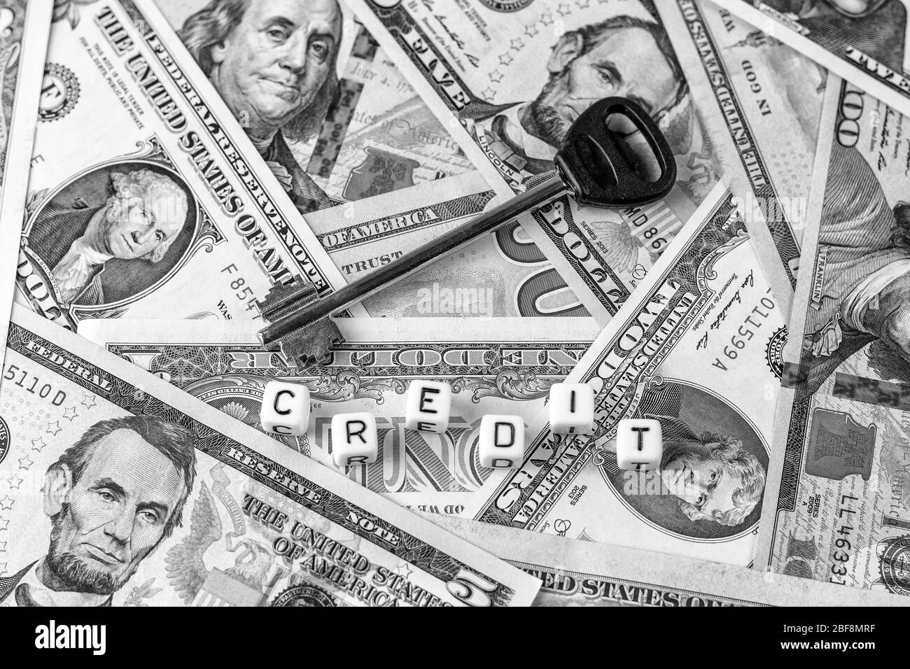 Le dollar américain facture le fond et le mot crédit mis en cubes avec des lettres et la clé de maison. Argent comptant. Concept de crédit ou d'hypothèque. Banque D'Images