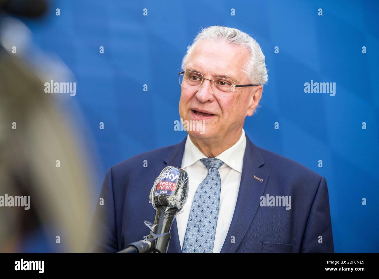 Munich, Bavière, Allemagne. 17 avril 2020. JOACHIM HERRMANN, ministre de l'intérieur de la Bavière. L'édition 2019-2020 du rapport du Verfassungschutzbericht bavarois (Office pour la protection de la Constitution, Service secret) a été publiée, détaillant les menaces à l'état de Bavière, y compris l'extrémisme de droite et de gauche, les islamistes, ainsi que Cyber Warfare et l'espionnage. La crise du Coronavirus a également présenté des menaces à l'État, car divers chiffres tentent de l'utiliser pour poursuivre leurs efforts contre l'État. Crédit: Sachelle Babbar/ZUMA Wire/Alay Live News Banque D'Images