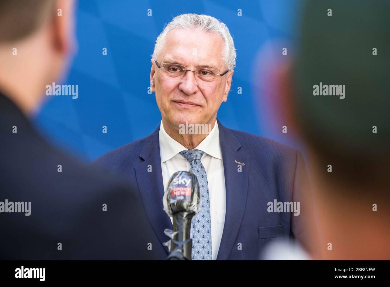 Munich, Bavière, Allemagne. 17 avril 2020. JOACHIM HERRMANN, ministre de l'intérieur de la Bavière. L'édition 2019-2020 du rapport du Verfassungschutzbericht bavarois (Office pour la protection de la Constitution, Service secret) a été publiée, détaillant les menaces à l'état de Bavière, y compris l'extrémisme de droite et de gauche, les islamistes, ainsi que Cyber Warfare et l'espionnage. La crise du Coronavirus a également présenté des menaces à l'État, car divers chiffres tentent de l'utiliser pour poursuivre leurs efforts contre l'État. Crédit: Sachelle Babbar/ZUMA Wire/Alay Live News Banque D'Images