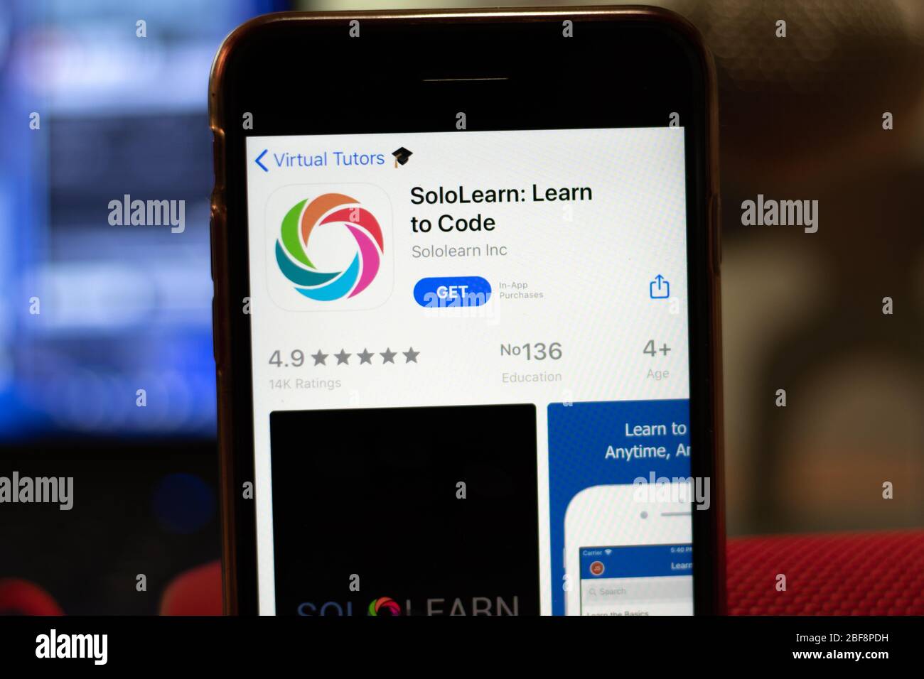 Los Angeles, Californie, États-Unis - 16 avril 2020: SoloLearn apprendre à coder le logo à l'écran de gros plan. Icône de l'App Store visible sur l'affichage du téléphone avec flou Banque D'Images
