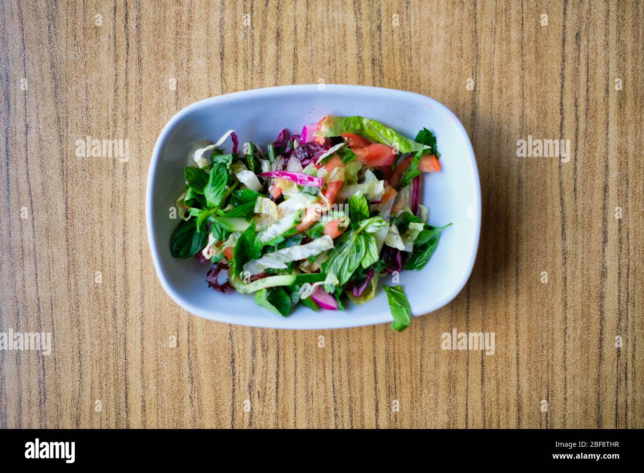 Salade traditionnelle d'oignons turcs. Salade d'oignons exquise avec soin Banque D'Images