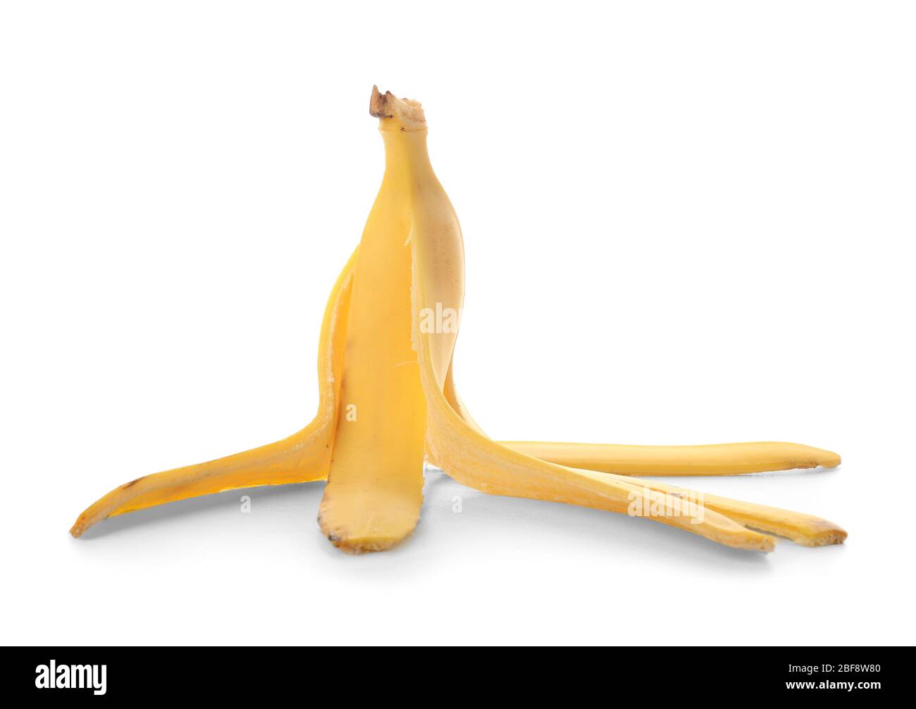 Pelure de banane sur fond blanc. Concept de recyclage Banque D'Images