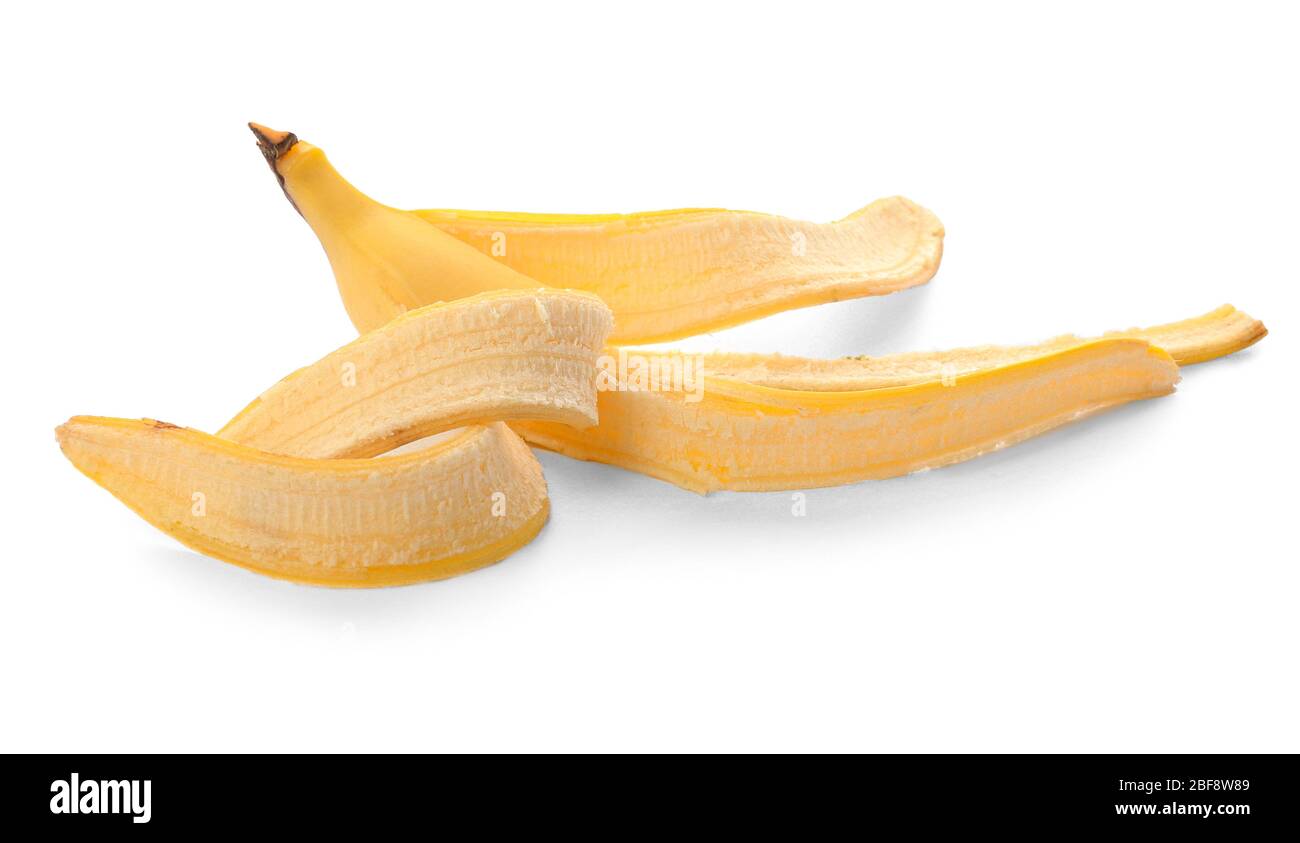 Pelure de banane sur fond blanc. Concept de recyclage Banque D'Images