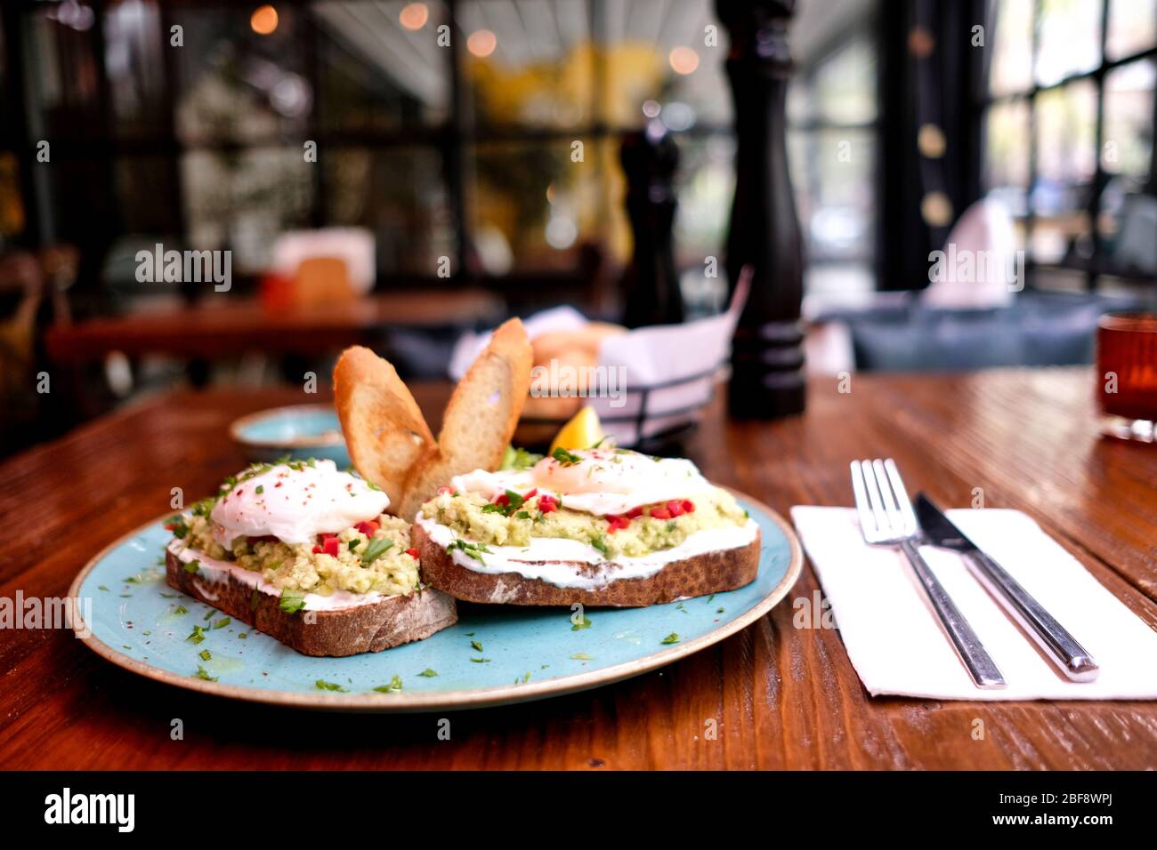 Thé turc traditionnel sur du pain pour le petit déjeuner le matin et des points d'intérêt sur l'avocat. Thé turc traditionnel et petit déjeuner. Banque D'Images