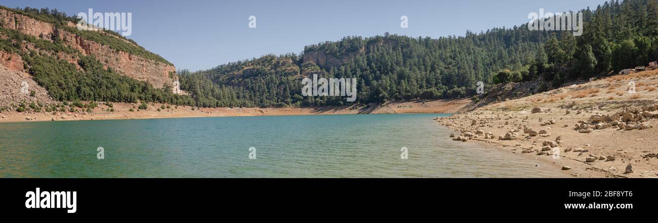 Panorama de la nature avec lac de Tislit dans les montagnes pendant la tempête, Maroc, Afrique Banque D'Images