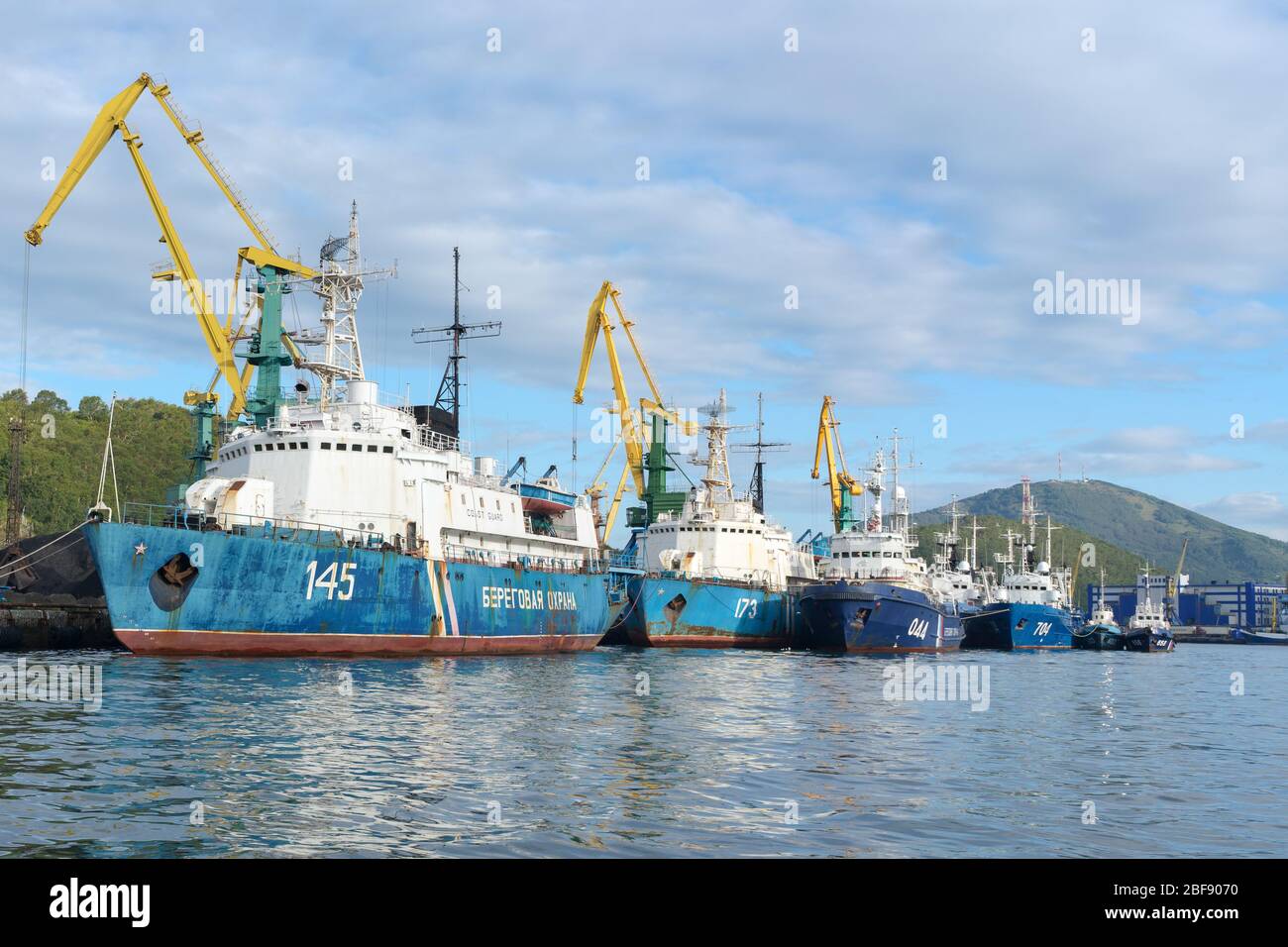 Groupe de navires de guerre Garde côtière du Service de la Garde frontalière du FSB russe ancré au quai dans le port maritime de Petropavlovsk-Kamchatsky City. Océan Pacifique Banque D'Images