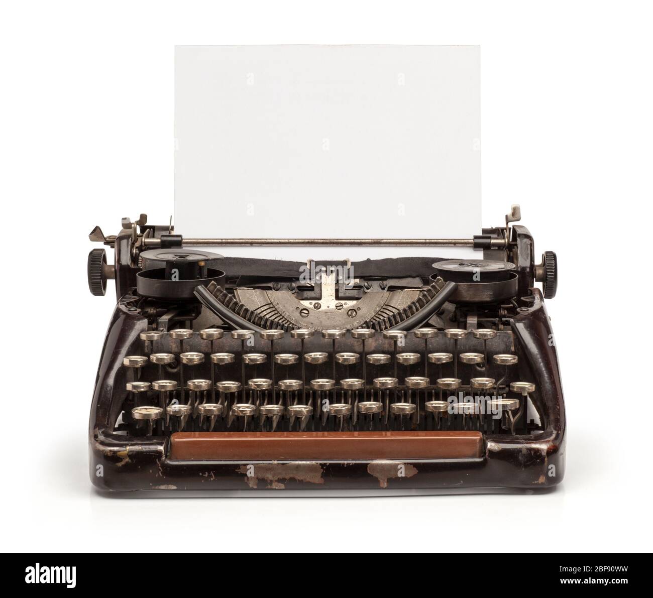 Ancienne machine à écrire vintage et une feuille de papier vierge insérée. Isolé sur fond blanc. Banque D'Images