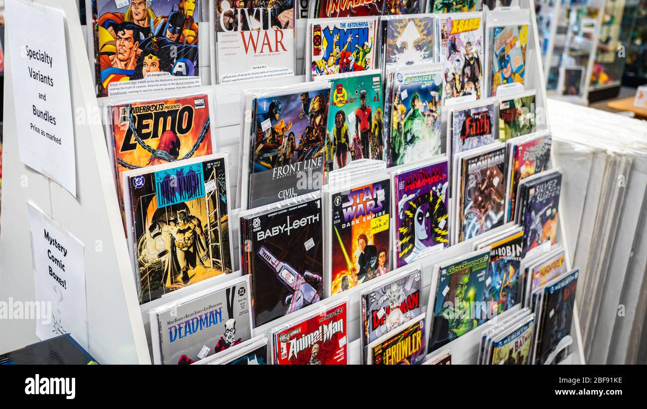 De nouveaux comics sont exposés dans une boutique de comics locale. Banque D'Images