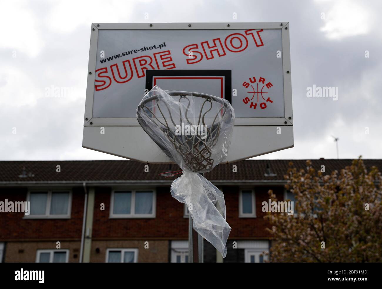 Leicester, Leicestershire, Royaume-Uni. 17 avril 2020. Un filet de basket-ball est scellé dans une salle de sport extérieure fermée et une aire de loisirs dans la région de St MatthewÕs pendant le verrouillage pandémique du coronavirus. Credit Darren Staples/Alay Live News. Banque D'Images