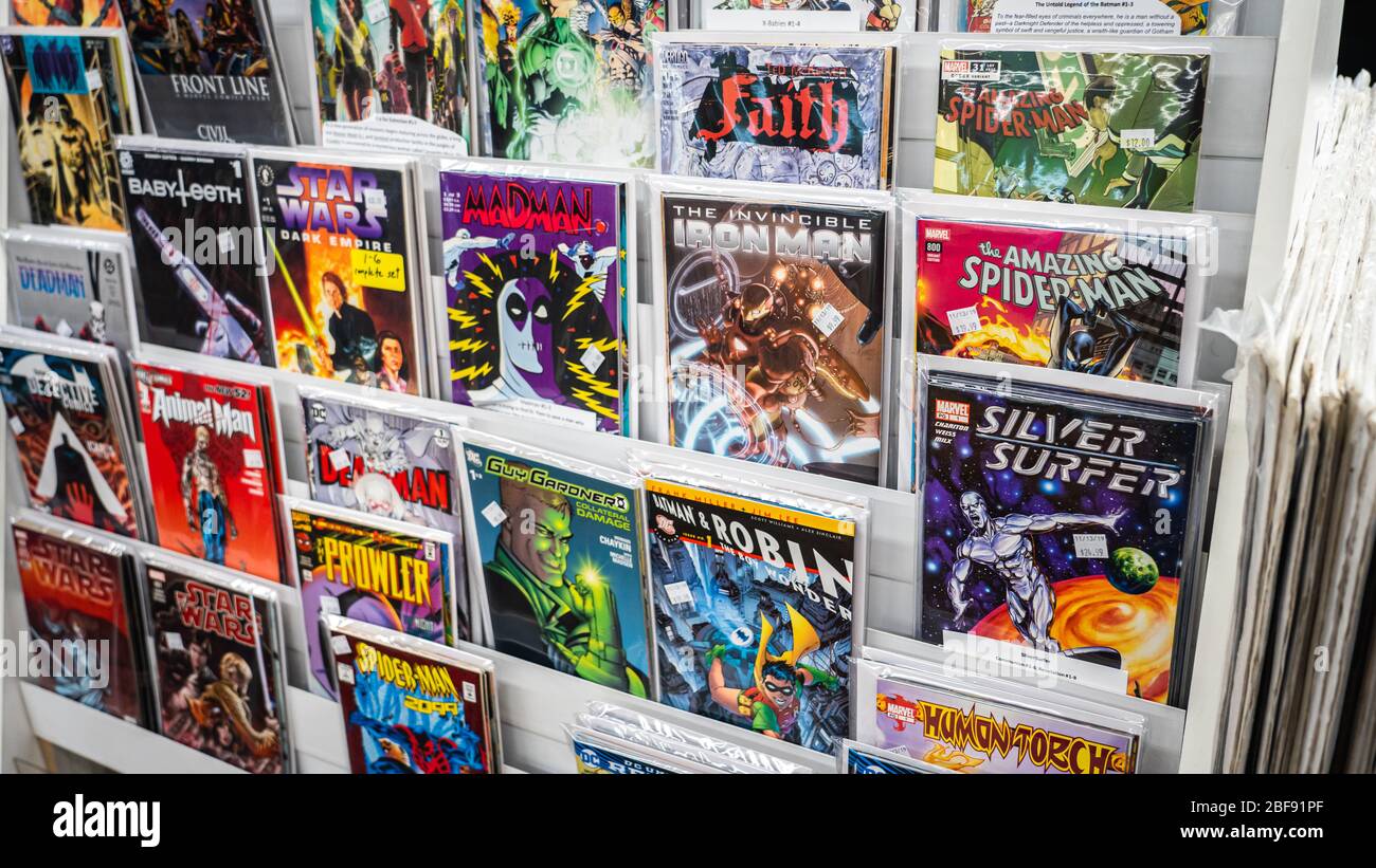 Bandes dessinées sur la tablette d'affichage dans une boutique de bandes dessinées locale. Banque D'Images