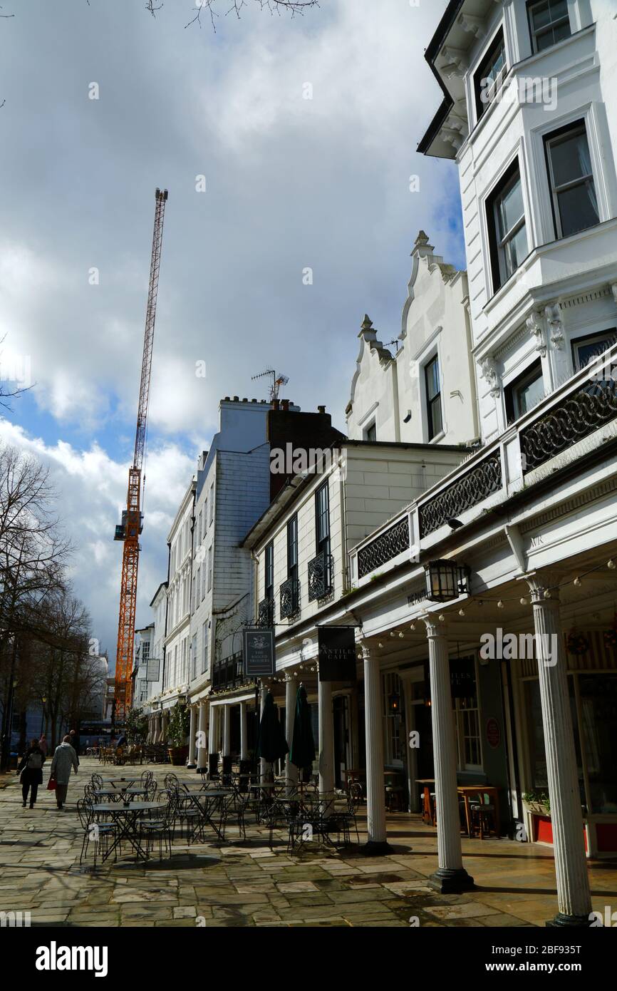 Grues sur le projet de Dandara en 1887 le projet Pantiles (un réaménagement de l'ancien site de Union House), vu des Pantiles, Tunbridge Wells, Kent, Angleterre Banque D'Images