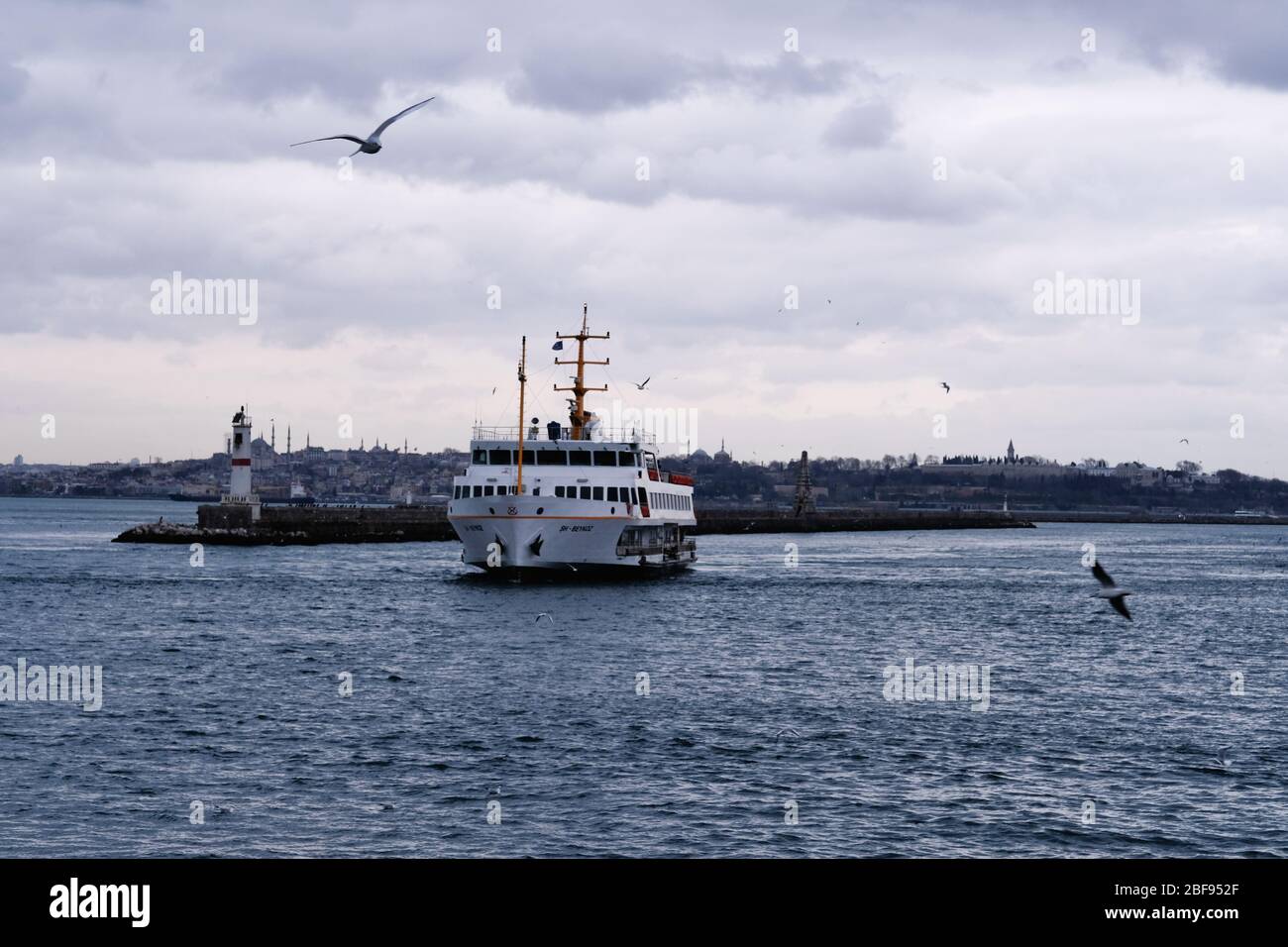 İDO Ferries transportant des passagers dans le détroit d'Istanbul. Banque D'Images