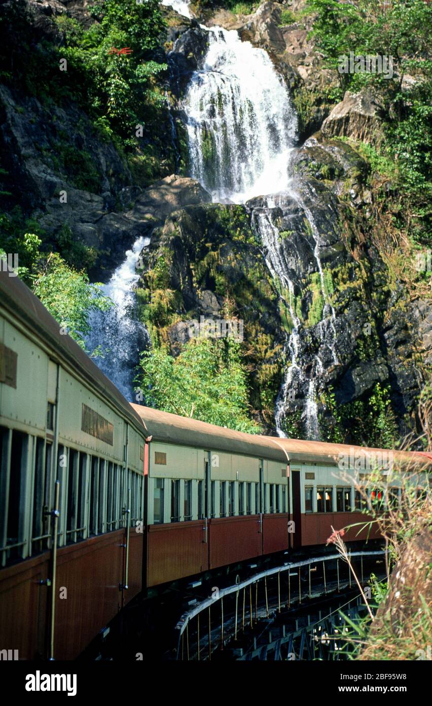 Cascade sur le chemin de fer panoramique de Kuranda, Cairns, Australie, avril 1997 Banque D'Images