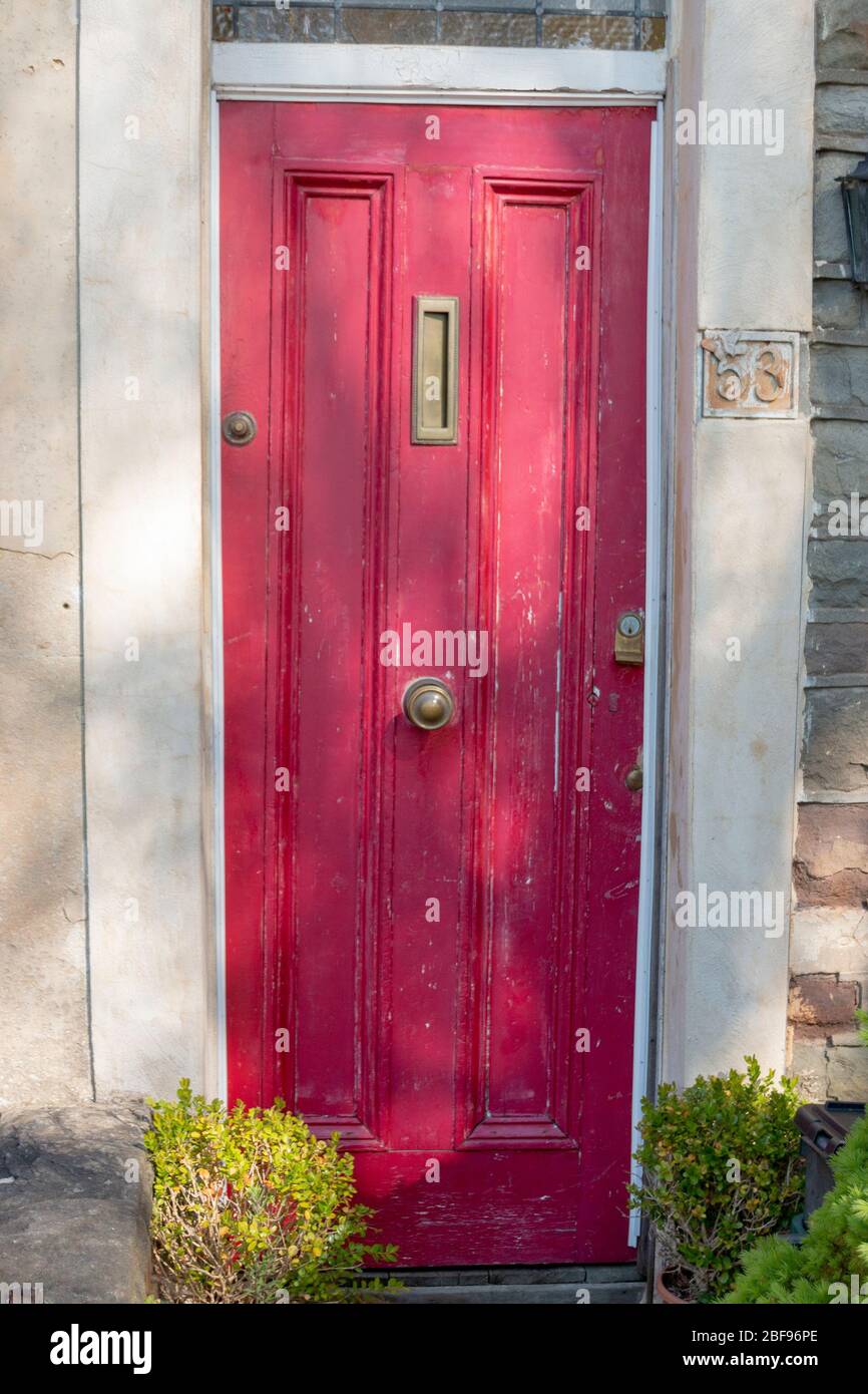 Bristol-avril-2020-Angleterre-vue rapprochée d'une porte d'entrée rouge qui a la peinture peeling Banque D'Images