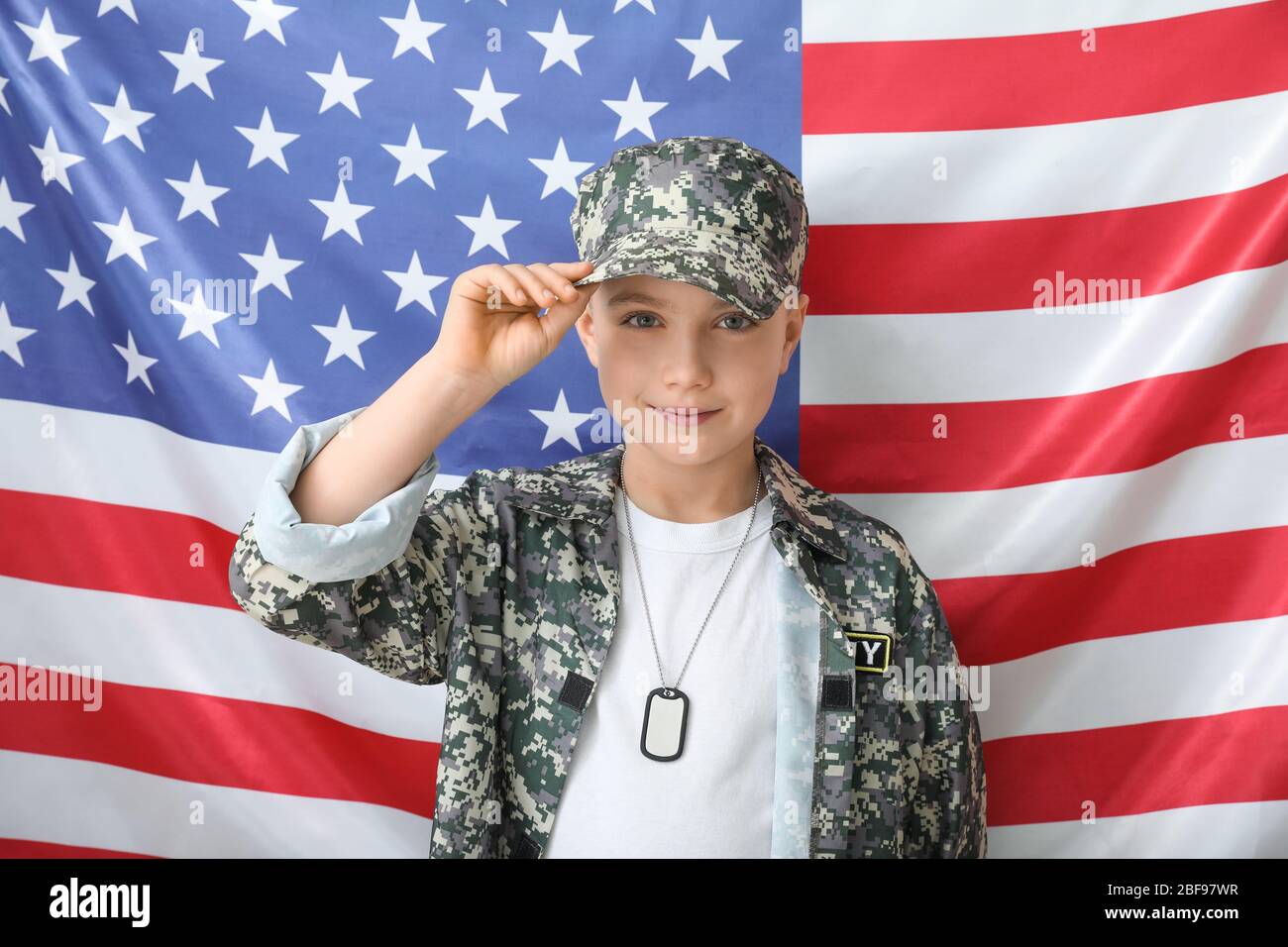 Joli petit soldat contre le drapeau des États-Unis Banque D'Images