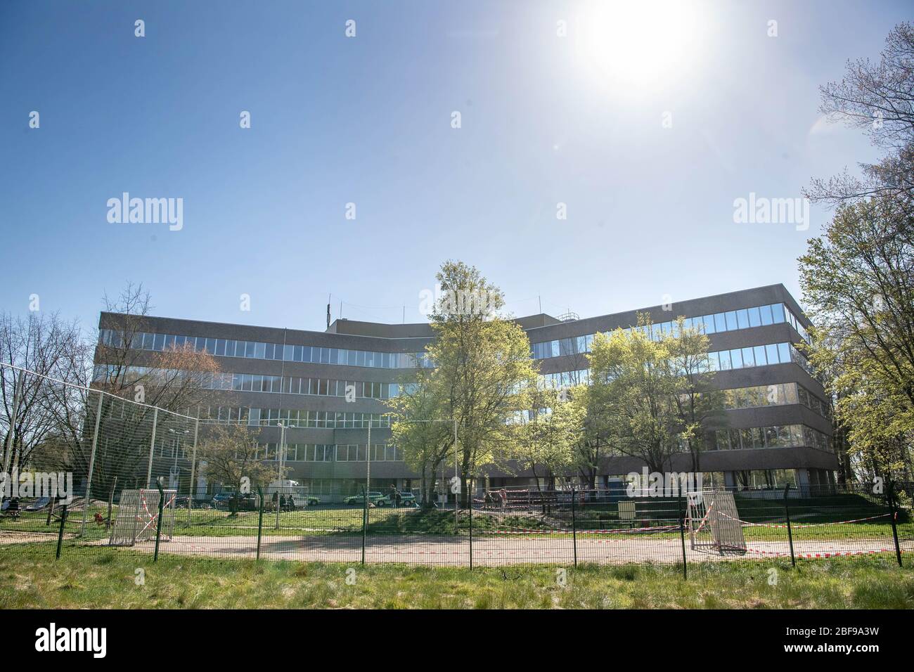 Brême, Allemagne. 17 avril 2020. Centre d'accueil central pour les demandeurs d'asile et les réfugiés dans l'État de Brême (ZASt) dans le district de Vegesack. À Brême, des protestations se sont répétées depuis des semaines sur les conditions d'hébergement des réfugiés. Plusieurs résidents du centre de réception de Lindenstraße ont testé positif pour Corona. Crédit: Sina Schuldt/dpa/Alay Live News Banque D'Images