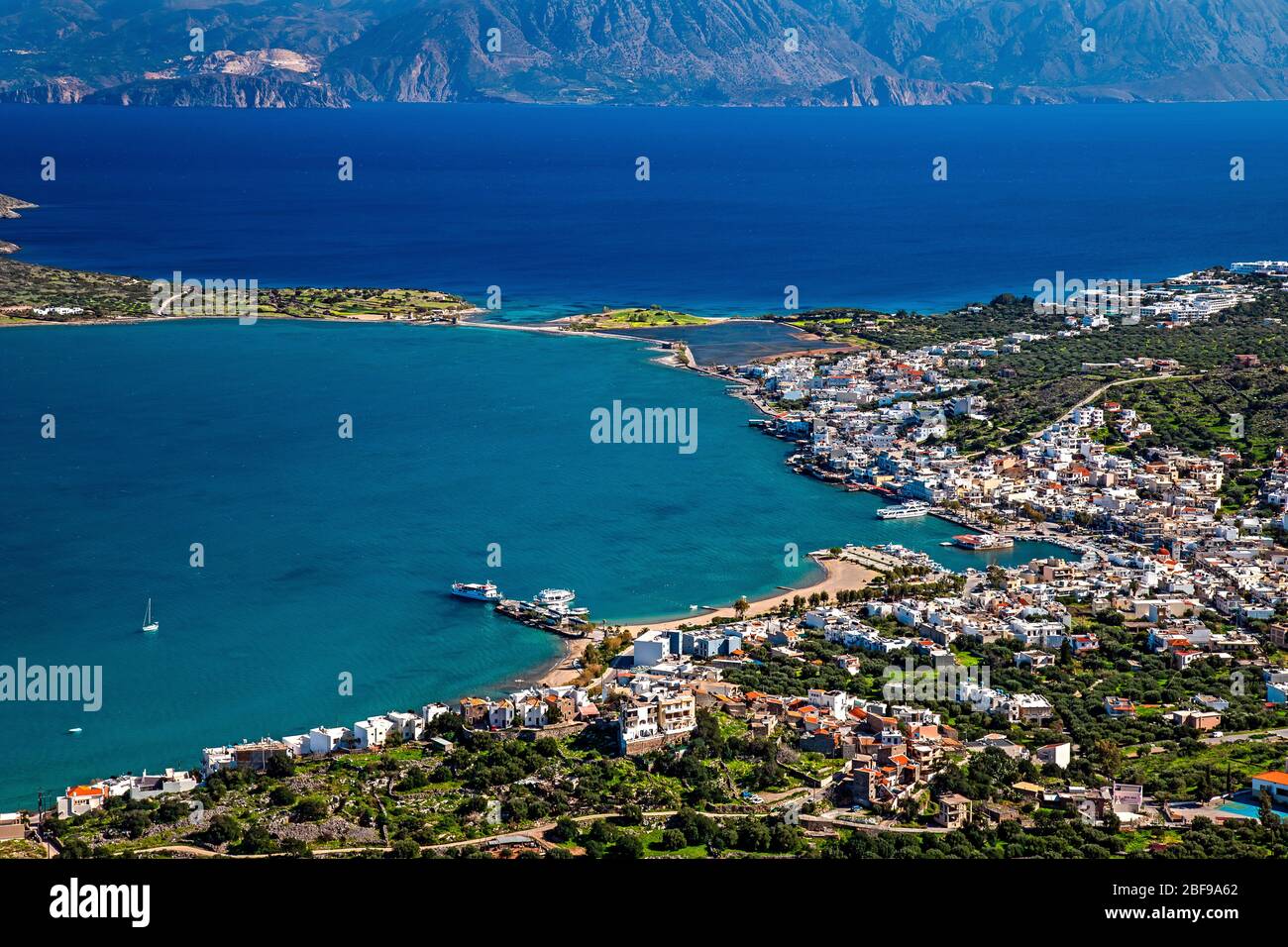 Vue sur la baie d'Elounda et de Mirabello depuis le village de Pines. Municipalité d'Agios Nikolaos, Lassithi, Crète, Grèce. Banque D'Images