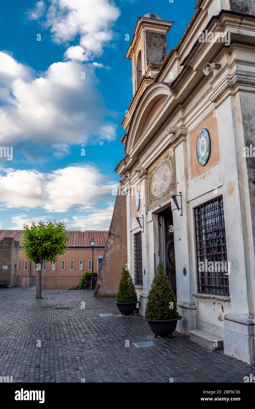 Sanctuaire de notre Dame de l'Amour Divin, Madonna del Divino Amore, Rome, Italie. Il est né d'une fresque médiévale qui orne l'une des tours d'un portier du XIIIe siècle appelé Castel di Leva. Banque D'Images