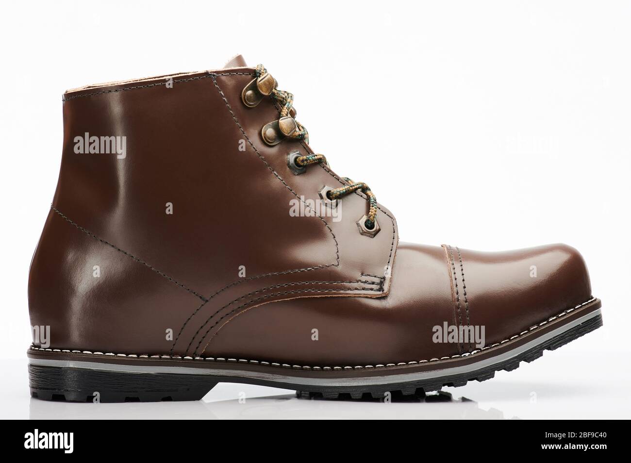 Vue latérale isolée d'une chaussure en cuir marron foncé Banque D'Images