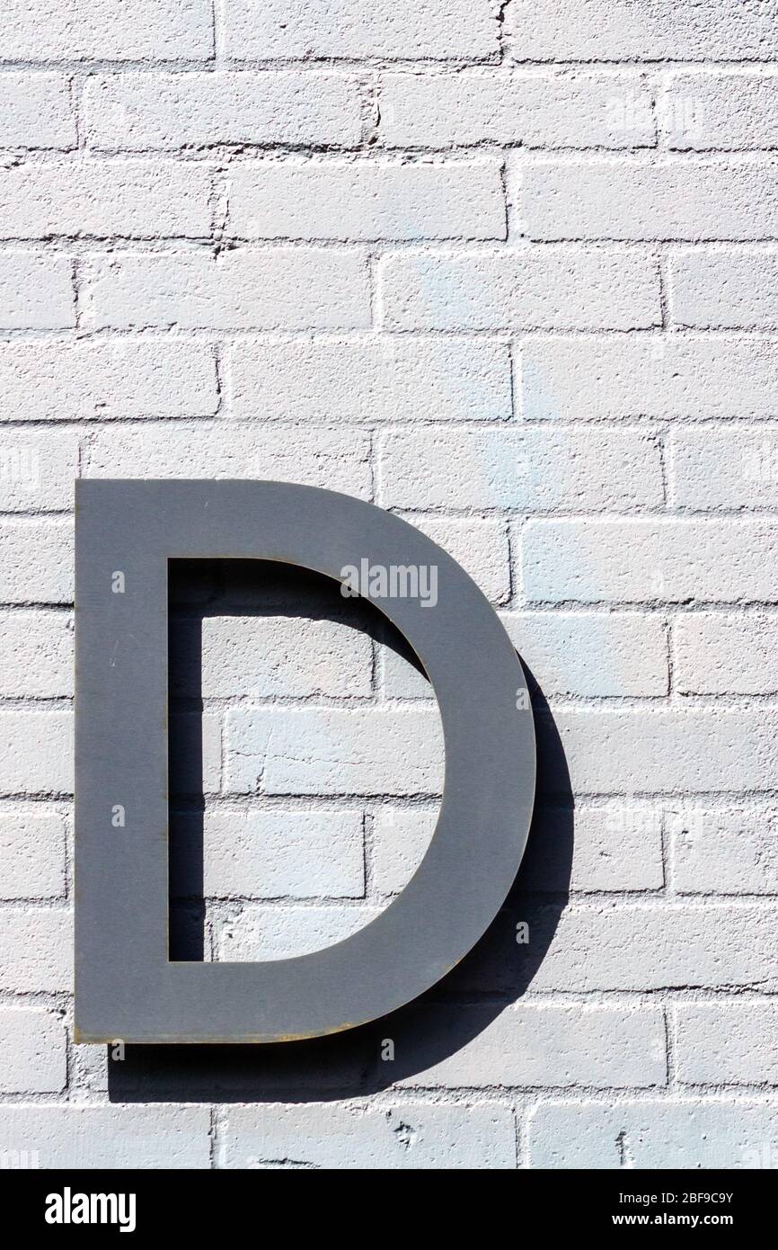 La lettre D comme lettre majuscule sur un mur de briques blanches Banque D'Images