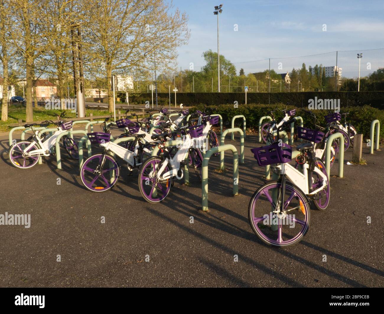 Service de stationnement urbain pour vélos pour une mobilité durable et écologique dans la ville Banque D'Images