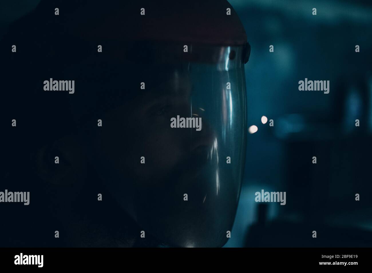 Homme barbu adulte dans le masque de protection Banque D'Images