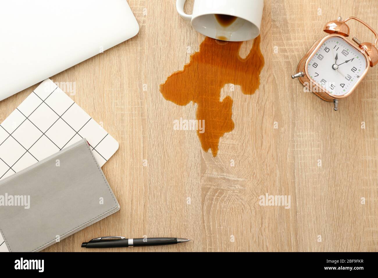 Papeterie, horloge et tasse de café sur table de bureau Banque D'Images