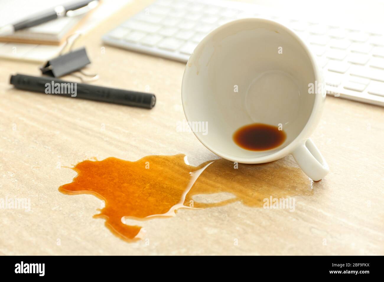 Tasse de café sur la table de bureau Banque D'Images Tasse de café sur la table de bureau Banque D'Images