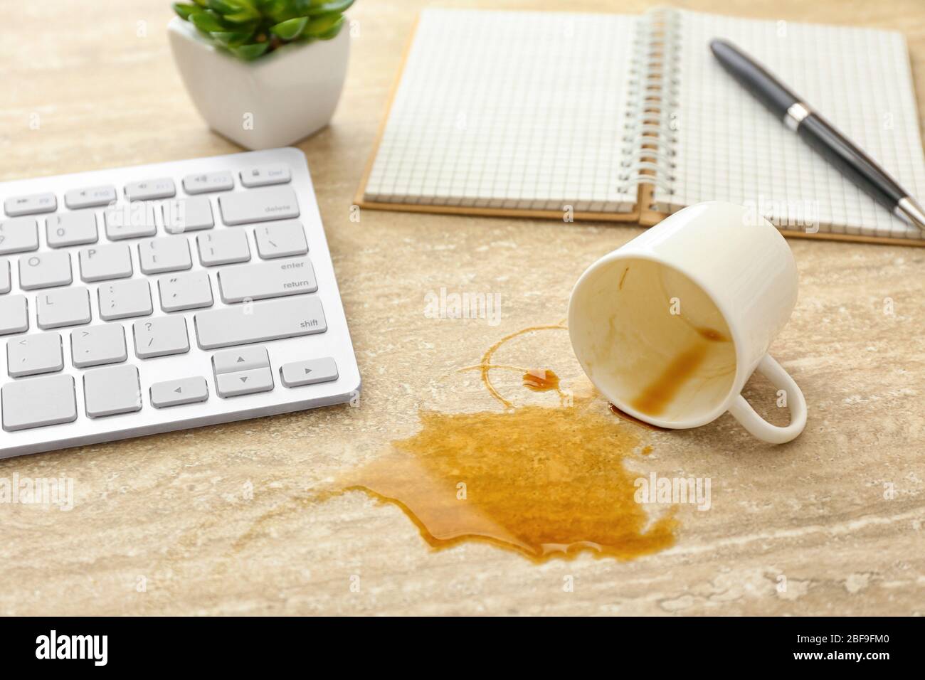 Tasse de café sur la table de bureau Banque D'Images