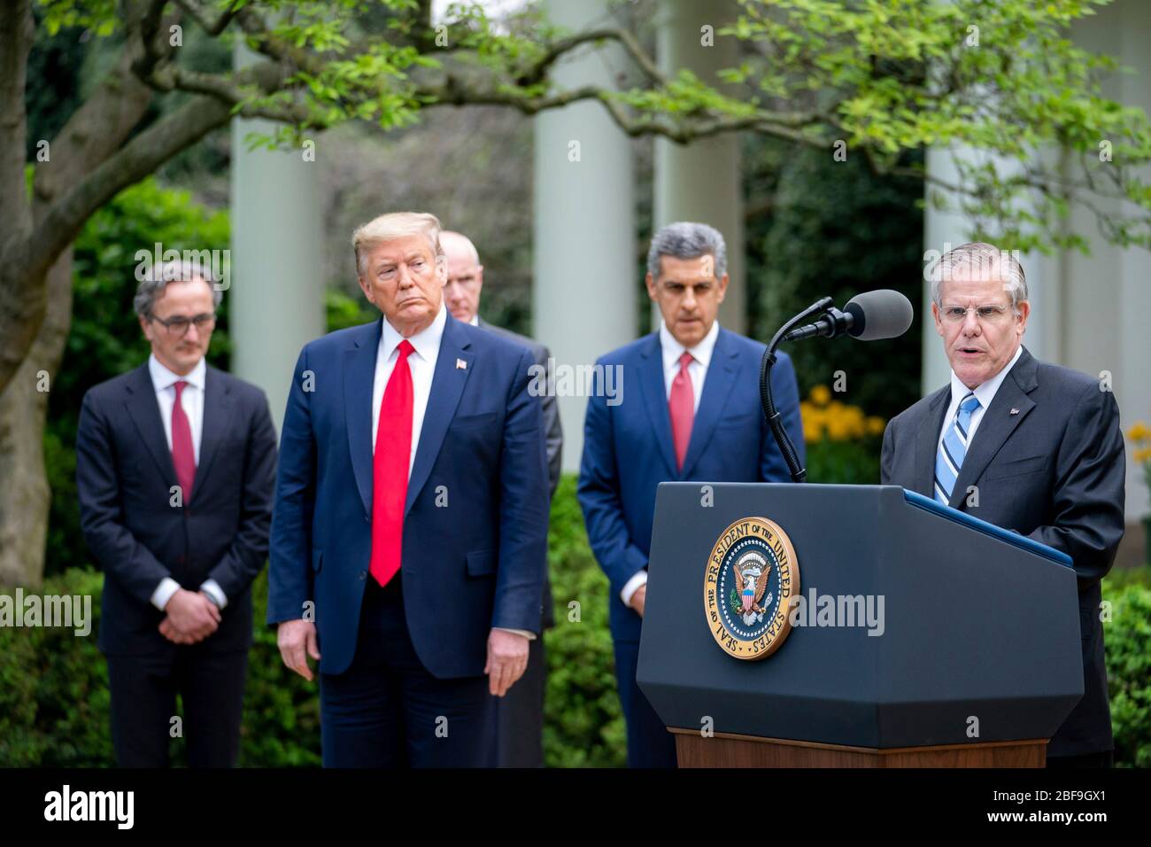 Le président américain Donald Trump, écoute Rick Pollack, président et chef de la direction de l'American Hospital Association, s'adresse aux journalistes lors du quotidien COVID-19, exposé sur le coronavirus dans le jardin Rose de la Maison Blanche le 14 avril 2020 à Washington, DC. De gauche à droite sont: Dr Tomislav Mihaljevic, président et chef de la direction, Cleveland Clinic, Warner Thomas, président et chef de la direction d'Oschner Health et Sam Hazen, PDG de HCA Healthcare. Banque D'Images