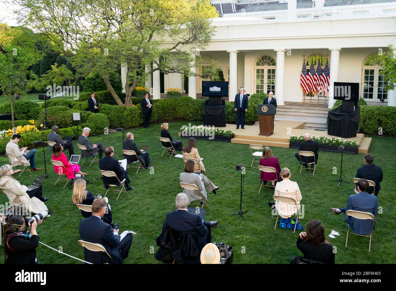 Le président américain Donald Trump, écoute en tant que vice-président Mike Pence, s'adresse aux journalistes lors du quotidien COVID-19, exposé sur le coronavirus dans le jardin des roses de la Maison Blanche le 15 avril 2020 à Washington, DC. Banque D'Images